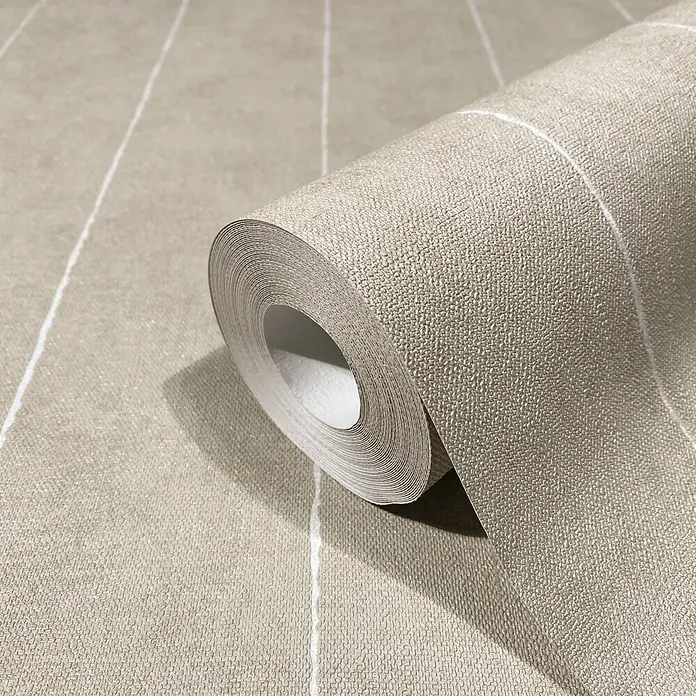 Marburg Shades Iconic Vliestapete Streifen - Grau, Streifen, 10,05 x 0,53 m - Gerollte hellbeige strukturierte Tapete mit dünnen weißen vertikalen Streifen.