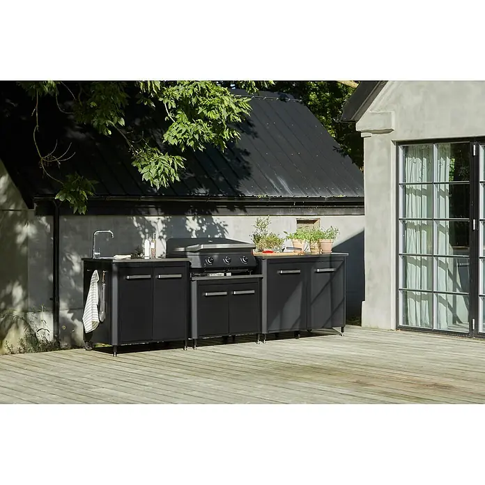 Cozze Outdoorküchen-Modul Spüle - Schwarz, B x T x H: 93,5 x 67 x 90 cm - Modulare schwarze Außenküche mit Spüle, Grill und Schränken auf einer Holzterrasse.