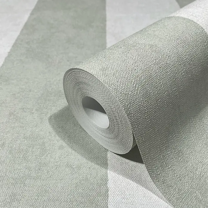 Marburg Vliestapete Streifen I - Weiß-Grün, Streifen, 10,05 x 0,53 m - Gerollte hellgrüne Tapete mit subtilem Texturmuster und Glanz.