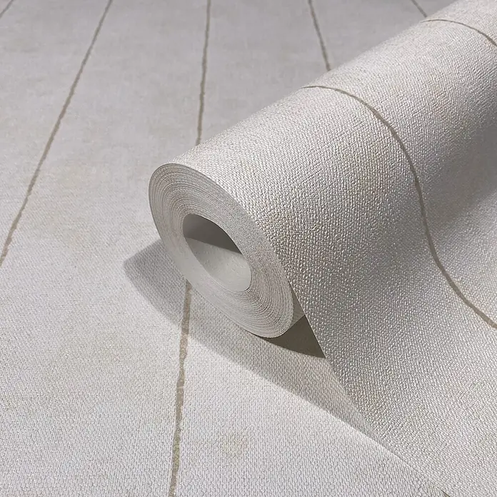 Marburg Shades Iconic Vliestapete Streifen - Beige, Streifen, 10,05 x 0,53 m - Rolle hellbeiger, texturierter Tapete mit subtilen vertikalen Streifen, teilweise abgerollt.