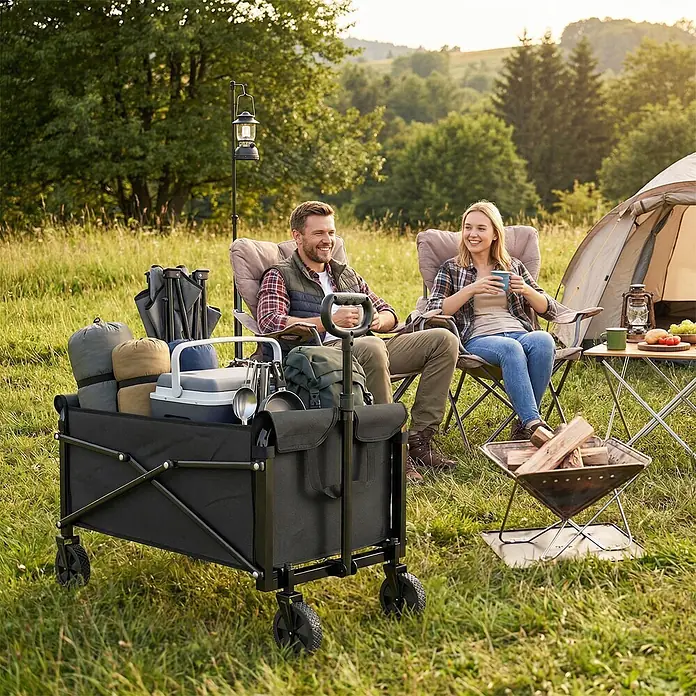 Outsunny Bollerwagen - Traglast: 50 kg, Metall - Schwarzer Faltbollerwagen beladen mit Campingausrüstung in einer Outdoor-Campingszene.
