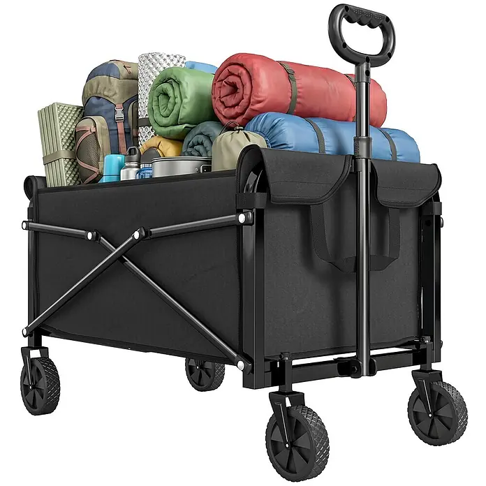 Outsunny Bollerwagen - Traglast: 50 kg, Metall - Schwarzer zusammenklappbarer Bollerwagen gefüllt mit Campingausrüstung wie Schlafsäcken und Rucksäcken, mit Geländerädern und ausziehbarem Griff.