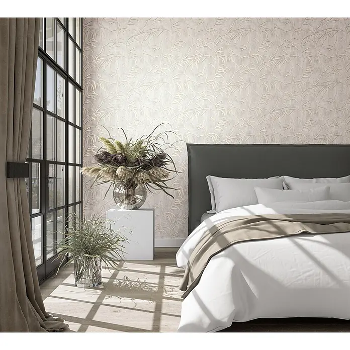 Marburg City Glow Vliestapete Uni II - Beige, Uni, 10,05 x 0,53 m - Hellbeigefarbene strukturierte Tapete mit zartem Blattmuster an einer Schlafzimmerwand.
