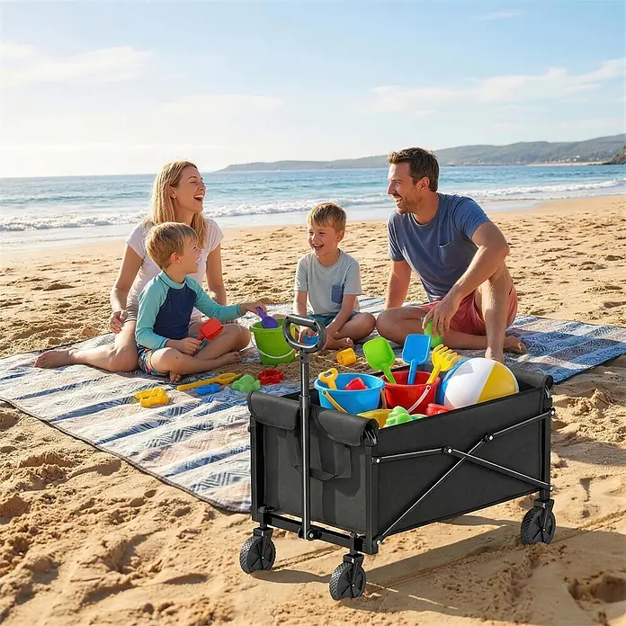 Outsunny Bollerwagen - Traglast: 50 kg, Metall - Schwarzer Faltwagen gefüllt mit bunten Strandspielzeugen am Sandstrand neben einer Familie.