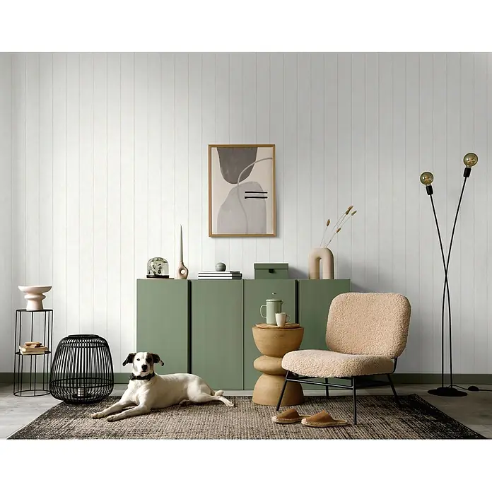 Marburg Shades Iconic Vliestapete Streifen - Beige, Streifen, 10,05 x 0,53 m - Helle beige Tapete mit zartem vertikalem Streifenmuster in einem modernen Wohnraum.