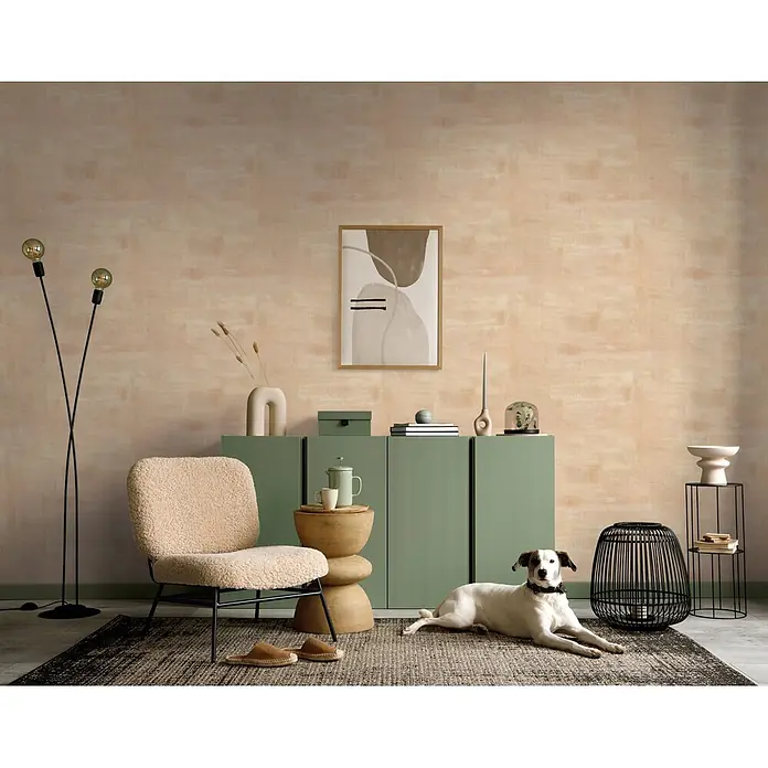 Marburg Novamur Plus Fresh UP Vliestapete Uni I - Beige, Uni, 10,05 x 0,53 m - Ein gemütliches Wohnzimmer mit cremefarbenem Bouclé-Sessel, salbeigrüner Kommode, skulpturalem Holztisch und moderner Stehlampe auf einem strukturierten Teppich.