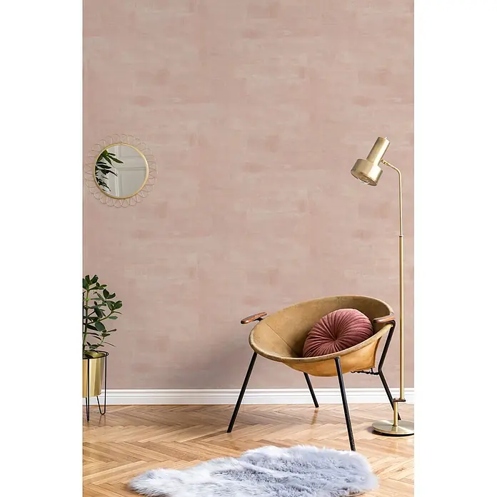 Marburg Novamur Plus Fresh UP Vliestapete Uni I - Rot-Beige, Uni, 10,05 x 0,53 m - Rosafarbene Struktur-Tapete in stilvollem Raum mit Sessel, goldener Lampe, Spiegel und Pflanze.