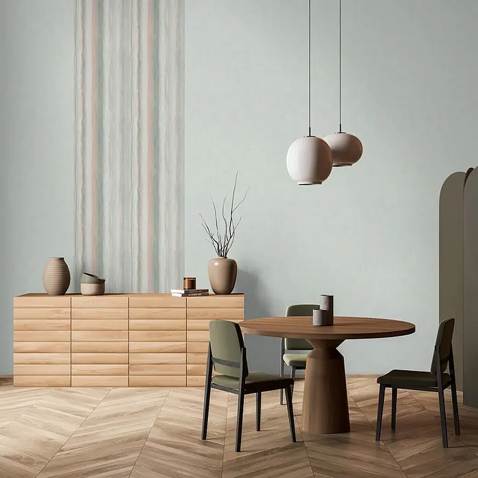 Marburg Shades Iconic Vliestapete Grafik - Grün-Beige, Grafisch, 10,05 x 0,53 m - Modernes Esszimmer mit rundem dunklen Holztisch, olivgrünen Stühlen, hellem Holz-Sideboard und hellgrüner Wand mit Streifen.