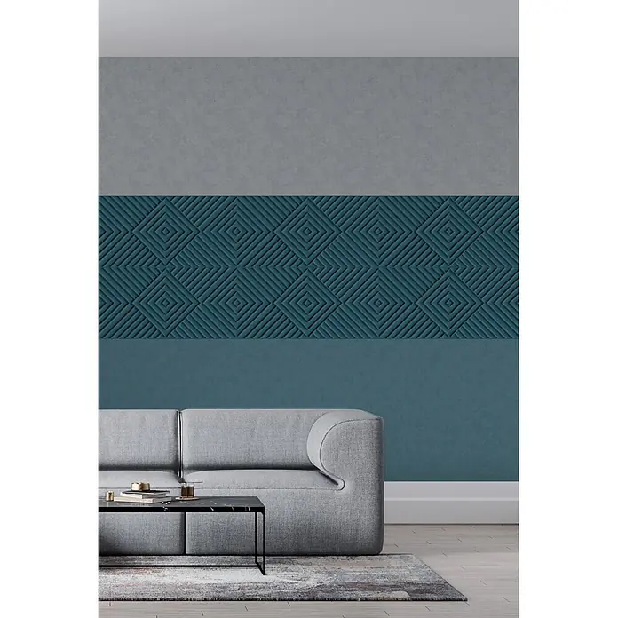 Marburg Shades Iconic Vliestapete Grafik IV - Blau, Grafisch, 10,05 x 0,53 m - Ein modernes Wohnzimmer mit grauem Sofa und schwarzem Marmor-Couchtisch. Die Wand ist oben grau, darunter mit einem petrolfarbenen texturiertem Musterstreifen.