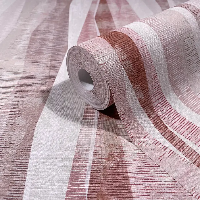 Marburg Novamur Plus Fresh UP Vliestapete Grafik I - Rot-Grau, Grafisch, 10,05 x 0,53 m - Strukturierte Tapetenrolle mit abstrakten Streifen in Rosa, Cremeweiß und Rotbraun, teilweise abgerollt.