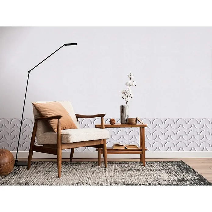 Marburg Shades Iconic Tapetenborte Grafik - Rosa-Grau, Grafisch, 5 x 0,18 m, Vlies - Mid-Century Modern Sessel mit Holzrahmen, cremefarbenem Stoff und beigem Kissen im Wohnzimmer.