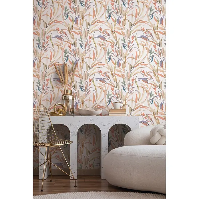 Marburg Novamur Plus Fresh UP Vliestapete Floral IV - Weiß-Braun, Floral, 10,05 x 0,53 m - Blatt-Tapete in Aquarell-Erdfarben, die einen stilvollen Raum mit Marmorkonsole und modernen Möbeln schmückt.