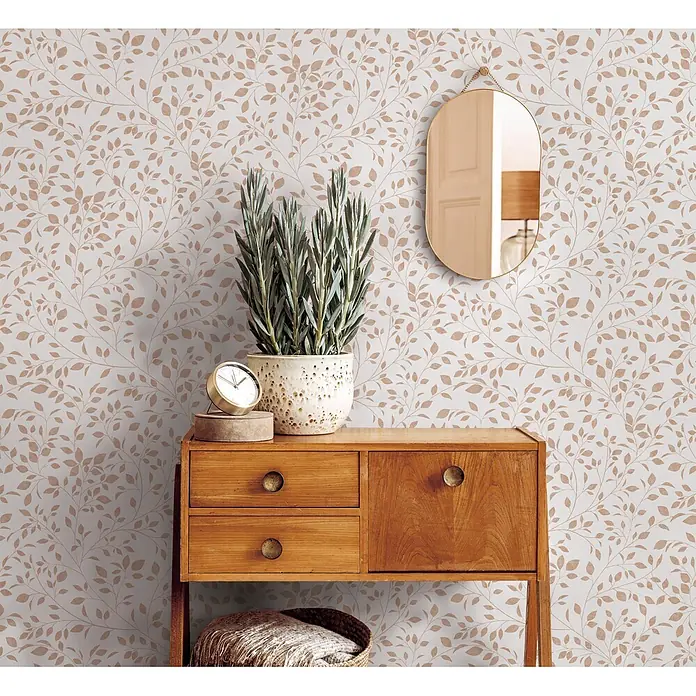 Marburg Novamur Plus Fresh UP Vliestapete Floral III - Weiß-Beige, Floral, 10,05 x 0,53 m - Tapete mit hellbraunem Rankenmuster, die eine Wand in einem stilvollen Raum schmückt.