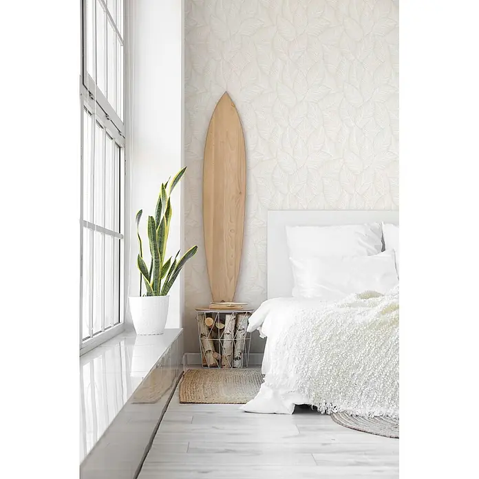 Marburg Novamur Plus Fresh UP Vliestapete Flora VII - Weiß-Beige, Floral, 10,05 x 0,53 m - Helle beigefarbene Tapete mit zarten Blattumrissen an einer Schlafzimmerwand.