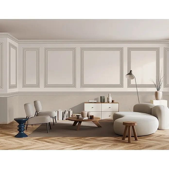Marburg Shades Iconic Tapetenborte Streifen I - Grau-Beige, Architektur, 5 x 0,18 mm, Vlies - Elegantes Wohnzimmer mit hellbeiger dekorativer Wandvertäfelung. Die klassische Boiserie verleiht dem modernen Raum Eleganz.