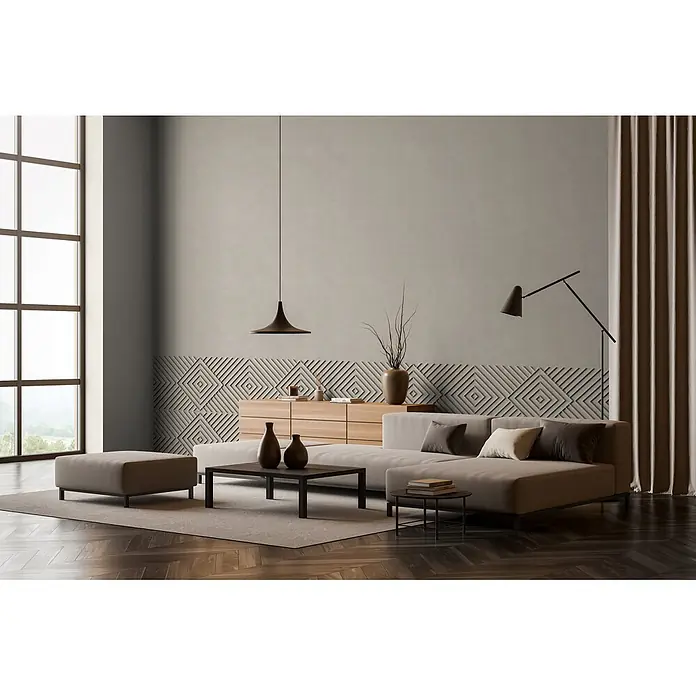 Marburg Shades Iconic Vliestapete Grafik IV - Grau-Beige, Grafisch, 10,05 x 0,53 m - Modernes Wohnzimmer mit großem, hellbeigem Ecksofa, dunklem, rechteckigem Couchtisch und passendem Hocker auf Teppich.