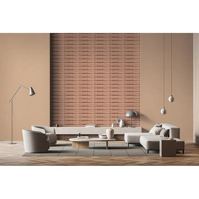Marburg Shades Iconic Vliestapete Grafik III - Braun, Grafisch, 10,05 x 0,53 m - Strukturierte Terrakotta-Wandverkleidung hinter einem Konsolentisch in einem modernen Wohnzimmer.