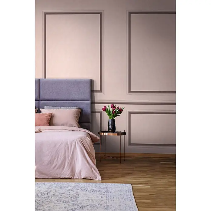 Marburg Shades Iconic Tapetenborte Streifen - Rosa, Architektur, 5 x 0,09 m, Vlies - Rosabeige Wandvertäfelung mit dekorativen Rahmenabschnitten im Schlafzimmer.