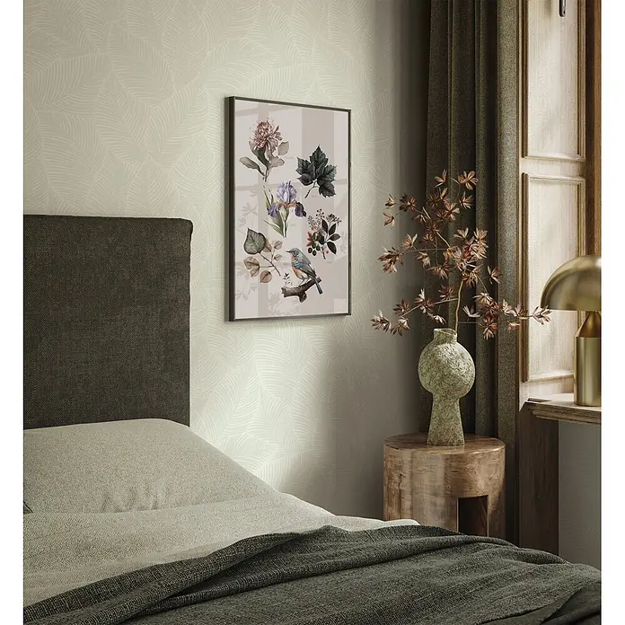 Marburg Novamur Plus Fresh UP Vliestapete Flora VII - Grün, Floral, 10,05 x 0,53 m - Ruhiges Schlafzimmer mit hellgrüner Tapete mit zartem Blattmuster, dunkelgrüner Bettwäsche und Nachttisch aus Holz.