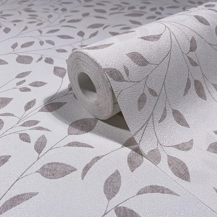 Marburg Novamur Plus Fresh UP Vliestapete Floral III - Weiß-Grau, Floral, 10,05 x 0,53 m - Eine Rolle hellgrauer, texturierter Tapete mit einem wiederholenden Muster aus zarten grauen Blättern und Ästen, teilweise abgerollt.