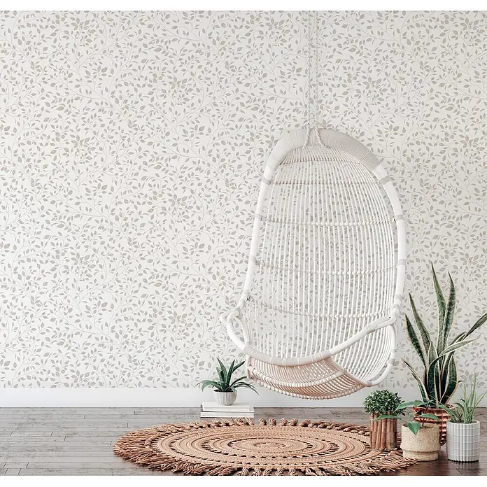 Marburg Novamur Plus Fresh UP Vliestapete Floral III - Weiß-Grau, Floral, 10,05 x 0,53 m - Helle Tapete mit einem dezenten, zarten Blättermuster an einer Wand.