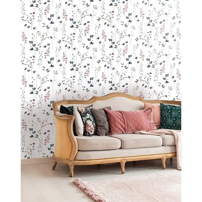 Marburg Novamur Plus Fresh UP Vliestapete Floral V - Weiß-Grün-Blau, Floral, 10,05 x 0,53 m - Aquarelltapete mit zarten blauen, rosa und grünen Wildblumen auf weißem Grund, an einer Wand hinter einem Sofa.