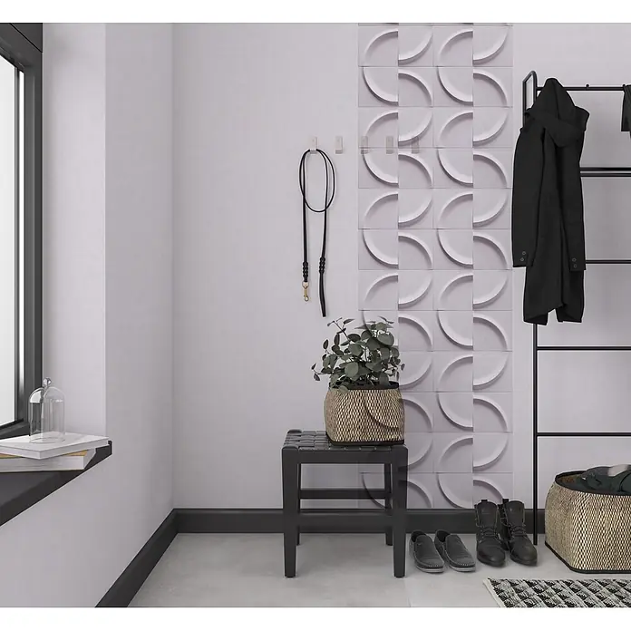 Marburg Shades Iconic Vliestapete Uni - Violett, Uni, 10,05 x 0,53 m - Moderner Eingangsbereich mit dunkler Bank, Pflanze, Garderobe, Schuhen und dekorativen 3D-Wandfliesen.