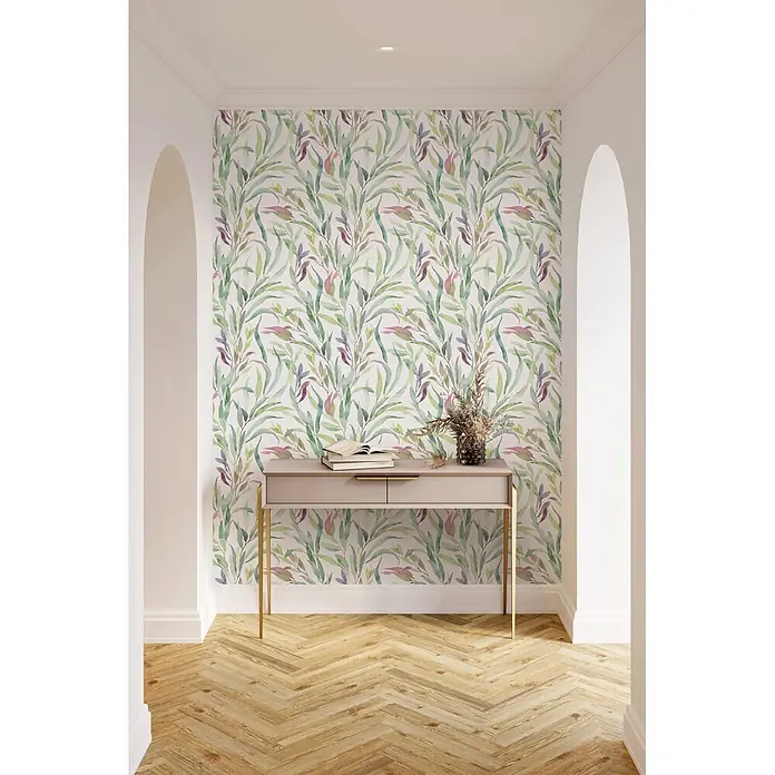 Marburg Novamur Plus Fresh UP Vliestapete Floral IV - Weiß-Grün, Floral, 10,05 x 0,53 m - Moderner Konsolentisch mit hellrosa Platte und Goldbeinen, dekoriert mit Büchern und Vase in einem Flur mit botanischer Tapete.