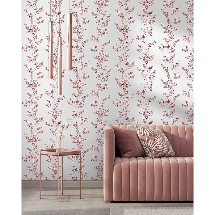 Marburg Novamur Plus Fresh UP Vliestapete Floral VIII - Weiß-Rot, Floral, 10,05 x 0,53 m - Rosa geripptes Sofa, passender runder Beistelltisch und kupferfarbene Pendelleuchten in einem modernen Raum mit botanischer Beeren-Tapete.