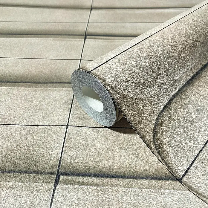 Marburg Shades Iconic Vliestapete Grafik III - Beige-Grau, Grafisch, 10,05 x 0,53 m - Strukturierte hellbraune Tapetenrolle mit dunklem Gittermuster, teilweise abgerollt, zeigt die Oberfläche.