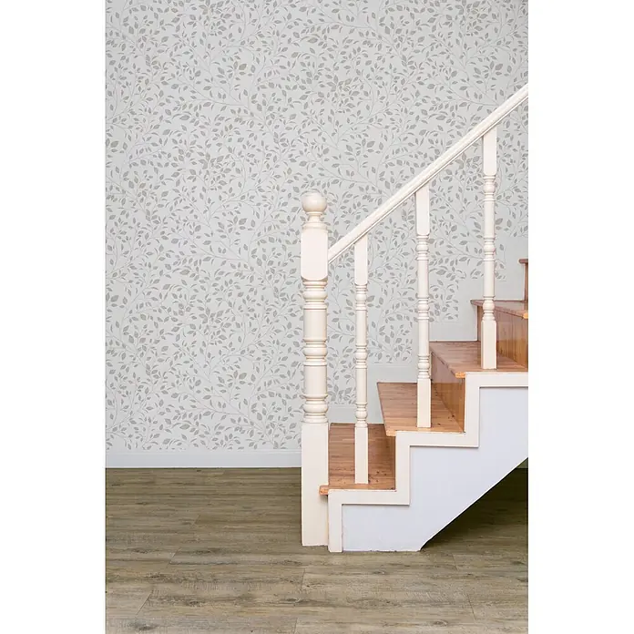 Marburg Novamur Plus Fresh UP Vliestapete Floral III - Weiß-Grau, Floral, 10,05 x 0,53 m - Hellgraue Tapete mit dezentem Blattmuster, an einer Wand neben Holztreppe und weißem Geländer.