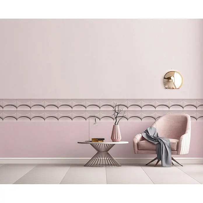 Marburg Shades Iconic Vliestapete Grafik V - Rosa, Grafisch, 10,05 x 0,53 m - Eleganter rosa Sessel mit grauer Decke in einem modernen rosa Wohnzimmer mit Beistelltisch und Dekovase.