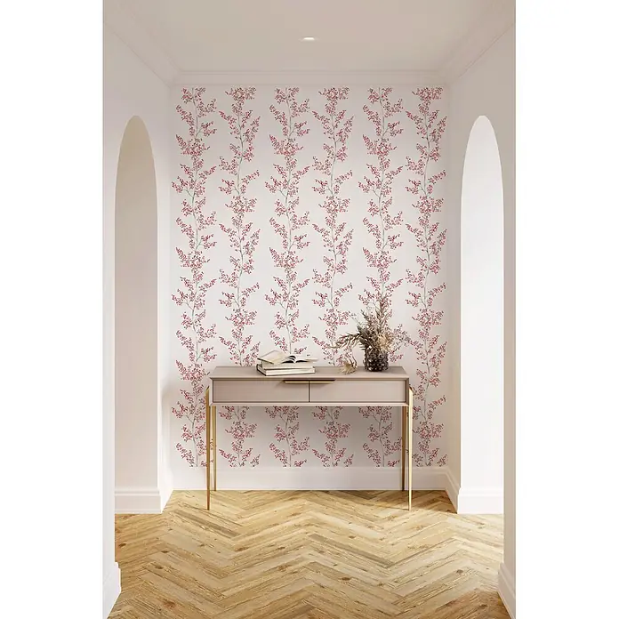 Marburg Novamur Plus Fresh UP Vliestapete Floral VIII - Weiß-Rot, Floral, 10,05 x 0,53 m - Tapete mit zartem Rotbeerenzweigmuster, schmückt eine Flurwand über einem Konsolentisch.