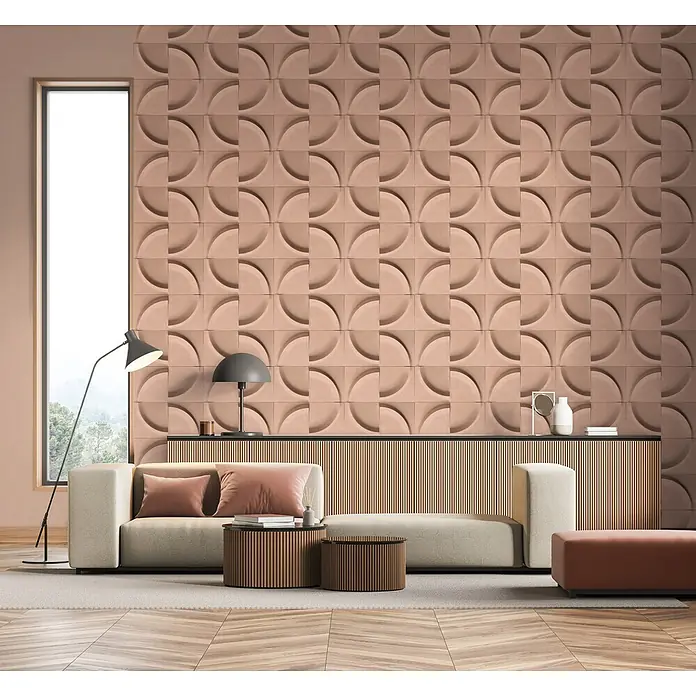 Marburg Shades Iconic Vliestapete Grafik I - Braun, Grafisch, 10,05 x 0,53 m - Terrakotta-3D-Wandpaneele mit wiederholtem Viertelkreis-Muster in einem modernen Wohnzimmer.