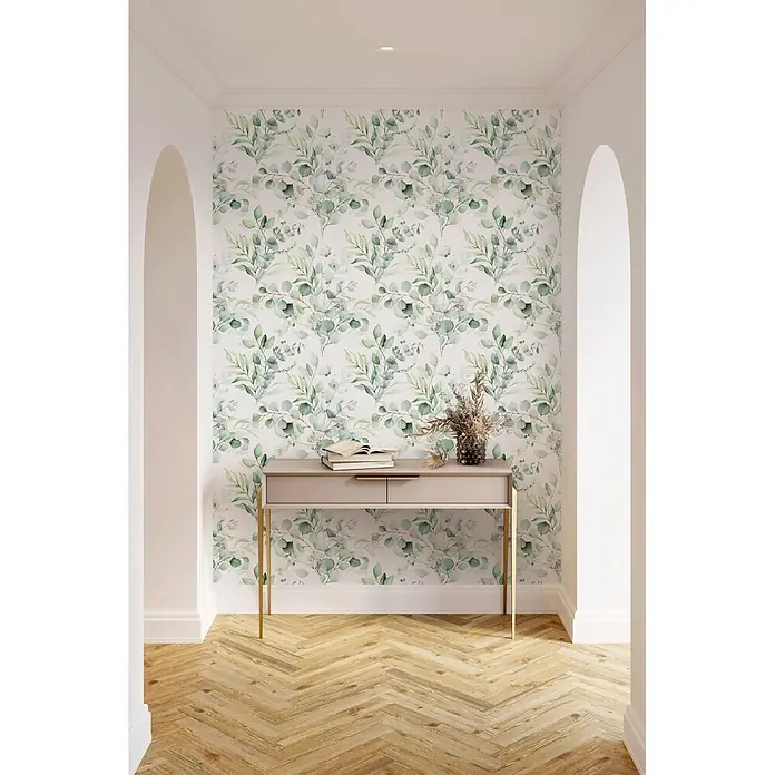 Marburg Novamur Plus Fresh UP Vliestapete Floral VI - Weiß-Grün, Floral, 10,05 x 0,53 m - Beiger Konsolentisch mit Goldbeinen, dekoriert mit Büchern und Vase, vor grüner botanischer Tapete im Flur.