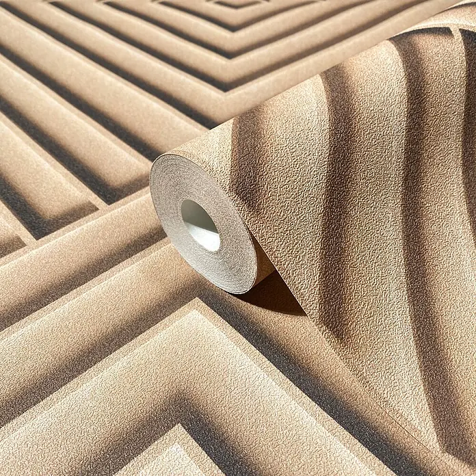 Marburg Shades Iconic Vliestapete Grafik IV - Beige, Grafisch, 10,05 x 0,53 m - Teilweise abgerollte beige strukturierte Tapete mit geometrischem Chevron-Muster.