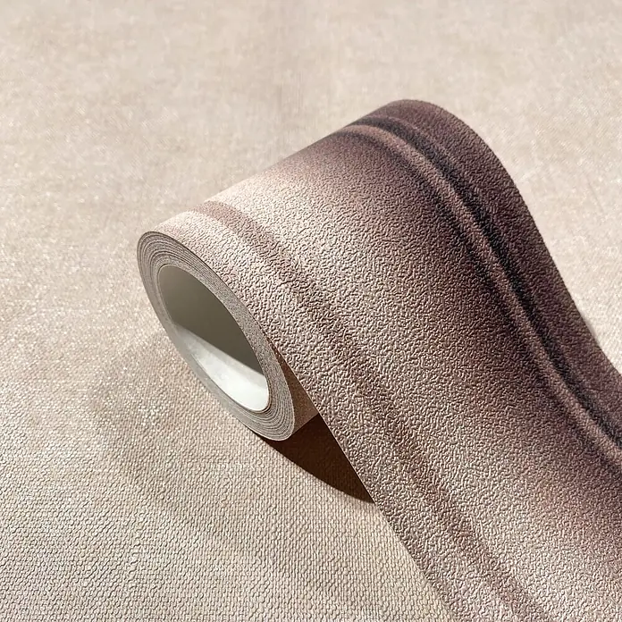 Marburg Shades Iconic Tapetenborte Streifen - Rosa, Architektur, 5 x 0,09 m, Vlies - Strukturierte, beige-braune Ombré-Tapetenrolle, teilweise abgerollt.