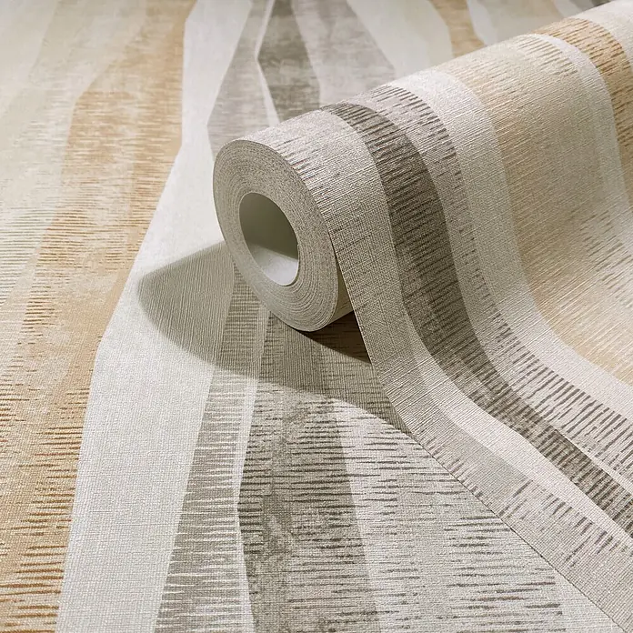 Marburg Novamur Plus Fresh UP Vliestapete Grafik I - Grau-Beige, Grafisch, 10,05 x 0,53 m - Strukturierte Tapetenrolle mit abstrakten Streifen in Beige, Braun und Cremeweiß, teilweise abgerollt.