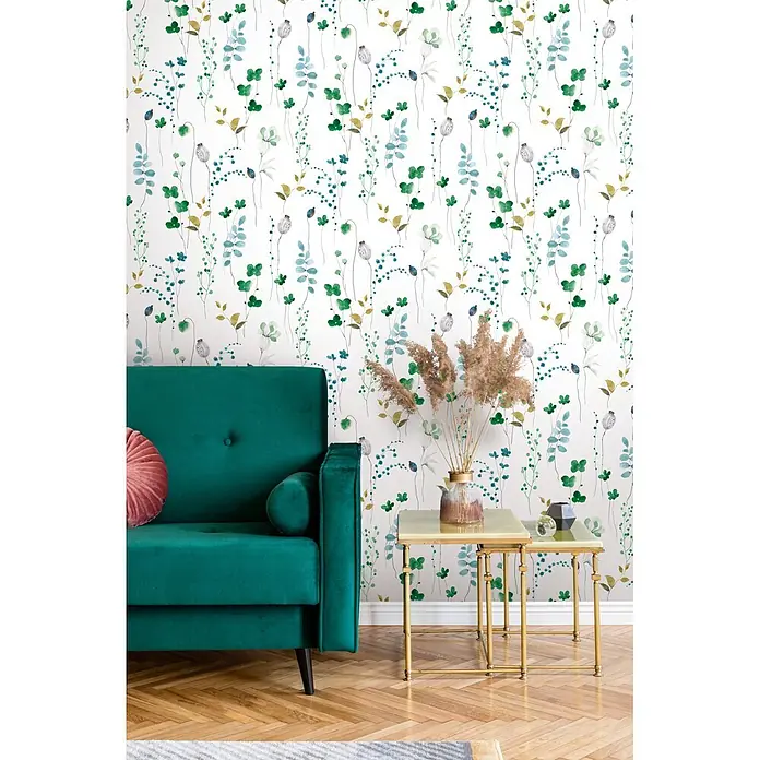Marburg Novamur Plus Fresh UP Vliestapete Floral V - Weiß-Grün, Floral, 10,05 x 0,53 m - Tapete mit grünem, blauem und goldenem Aquarell-Blumenmuster in einem modernen Wohnzimmer.