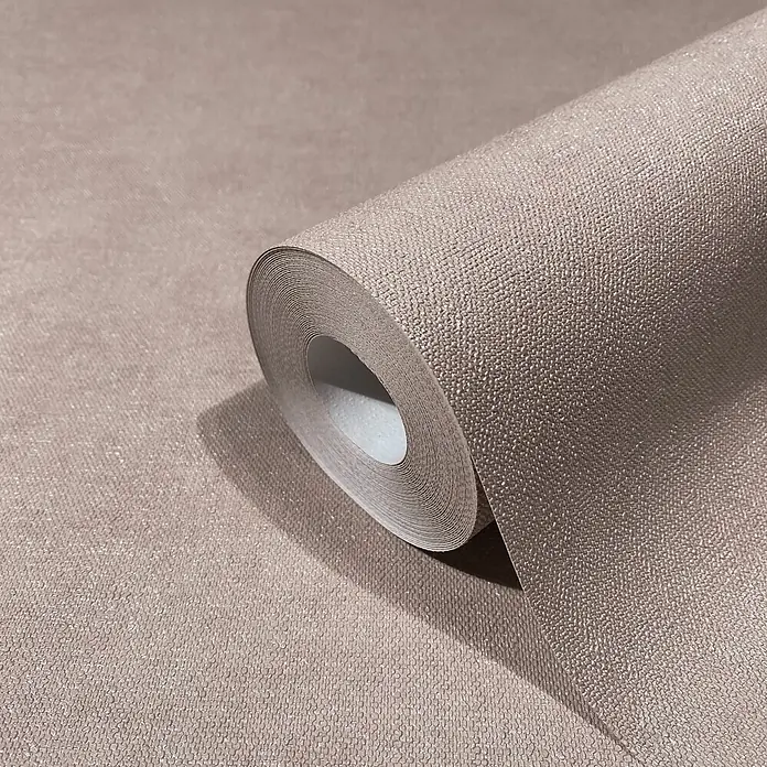 Marburg Shades Iconic Vliestapete Uni - Rot-Beige, Uni, 10,05 x 0,53 m - Teilweise abgerollte, hellbeige schimmernde Struktur-Tapetenrolle.