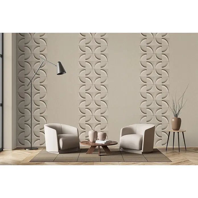 Marburg Shades Iconic Vliestapete Grafik I - Grau-Beige, Grafisch, 10,05 x 0,53 m - Hellbeige, texturierte Wandpaneele mit 3D-Halbkreis-Geometrie bilden eine Akzentwand in einem modernen Wohnzimmer.
