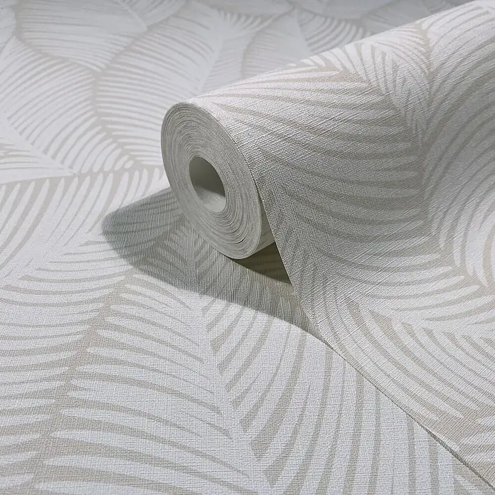 Marburg Novamur Plus Fresh UP Vliestapete Flora VII - Weiß-Beige, Floral, 10,05 x 0,53 m - Helle beige Tapetenrolle mit gewebter Textur und subtilem Palmenblattmuster, teilweise abgerollt.