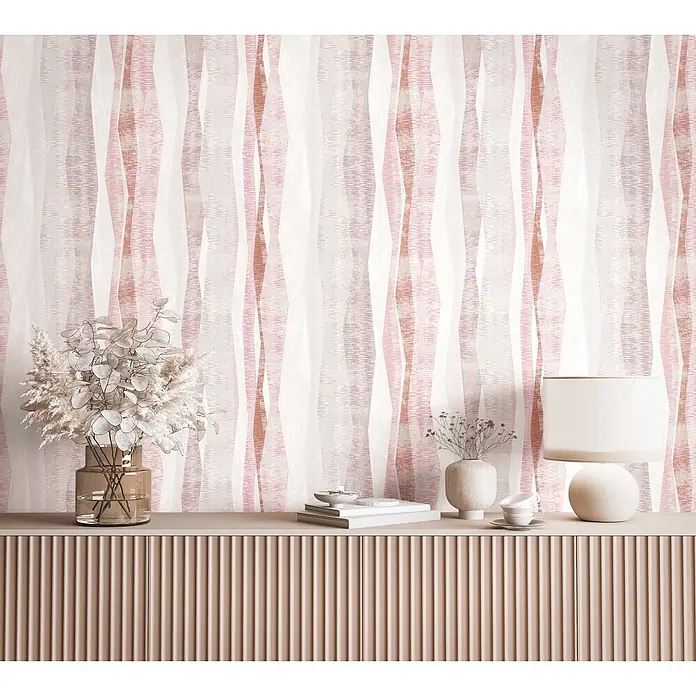 Marburg Novamur Plus Fresh UP Vliestapete Grafik I - Rot-Grau, Grafisch, 10,05 x 0,53 m - Abstrakte Tapete mit vertikalen Wellenstreifen in Rosa, Weiß, Beige und feiner horizontaler Textur, an einer Wand angebracht.