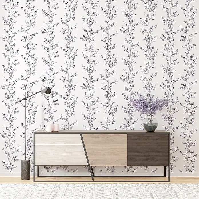 Marburg Novamur Plus Fresh UP Vliestapete Floral VIII - Weiß-Lila, Floral, 10,05 x 0,53 m - Tapete mit vertikalen Lavendel-Blütenranken, an einer Zimmerwand angebracht.