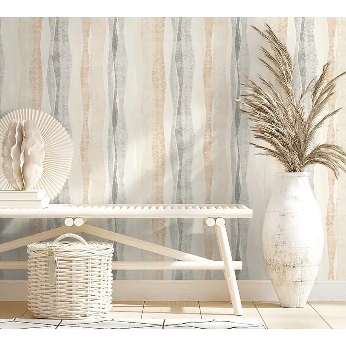 Marburg Novamur Plus Fresh UP Vliestapete Grafik I - Grau-Beige, Grafisch, 10,05 x 0,53 m - Modernes Wohnzimmer mit abstrakt gestreifter Tapete in Beige, Grau, Pfirsich, heller Holzbank und Weidenkorb für eine ruhige, natürliche Atmosphäre.