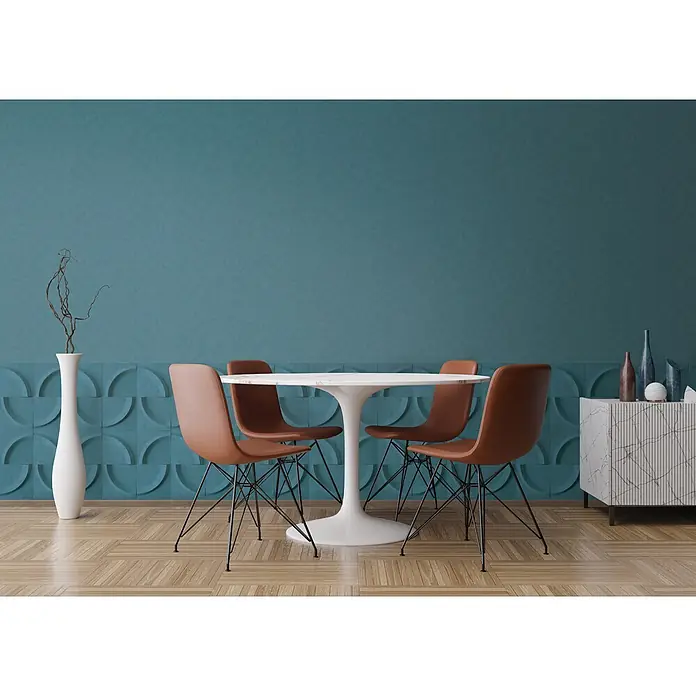 Marburg Shades Iconic Vliestapete Grafik I - Blau, Grafisch, 10,05 x 0,53 m - Runder Esstisch aus weißem Marmor mit vier braunen Stühlen in modernem Raum.