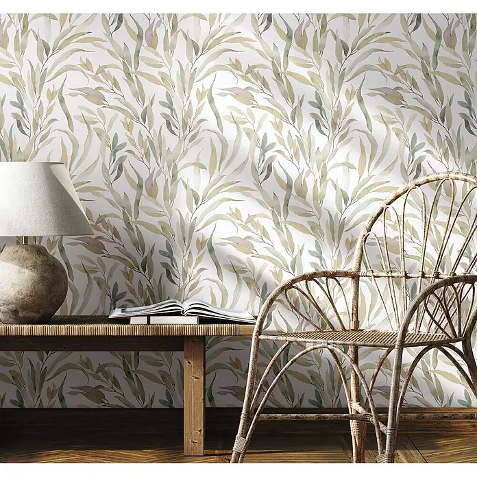 Marburg Novamur Plus Fresh UP Vliestapete Floral IV - Weiß-Grau-Beige, Floral, 10,05 x 0,53 m - Aquarell-Tapete mit grünem und beigem Blättermuster an einer Wand.