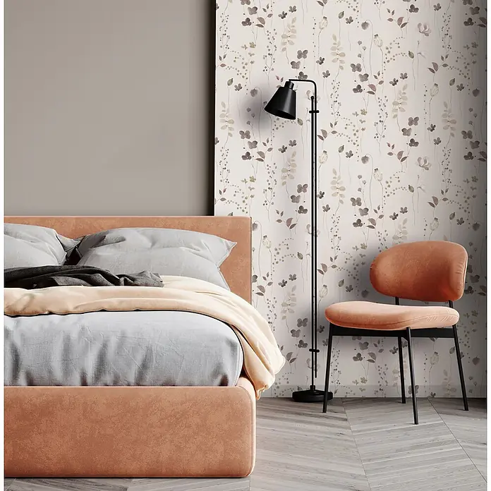 Marburg Novamur Plus Fresh UP Vliestapete Floral V - Beige, Floral, 10,05 x 0,53 m - Gepolstertes Bett in warmem Orange und passender Stuhl in einem modernen Schlafzimmer mit Blumenmuster-Tapete.