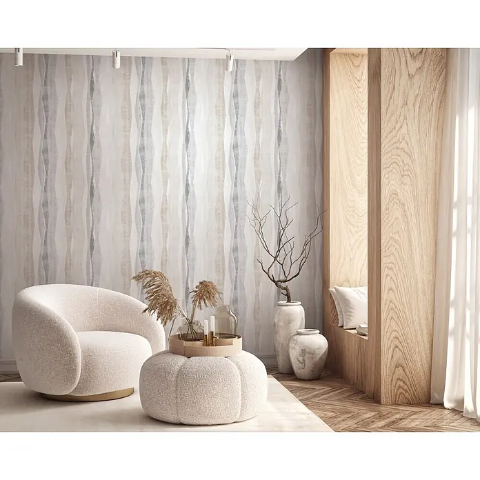 Marburg Novamur Plus Fresh UP Vliestapete Grafik I - Grau, Grafisch, 10,05 x 0,53 m - Gemütlicher cremefarbener Bouclé-Sessel und passender Hocker mit Deko-Tablett in einem modernen, hellen Interieur.
