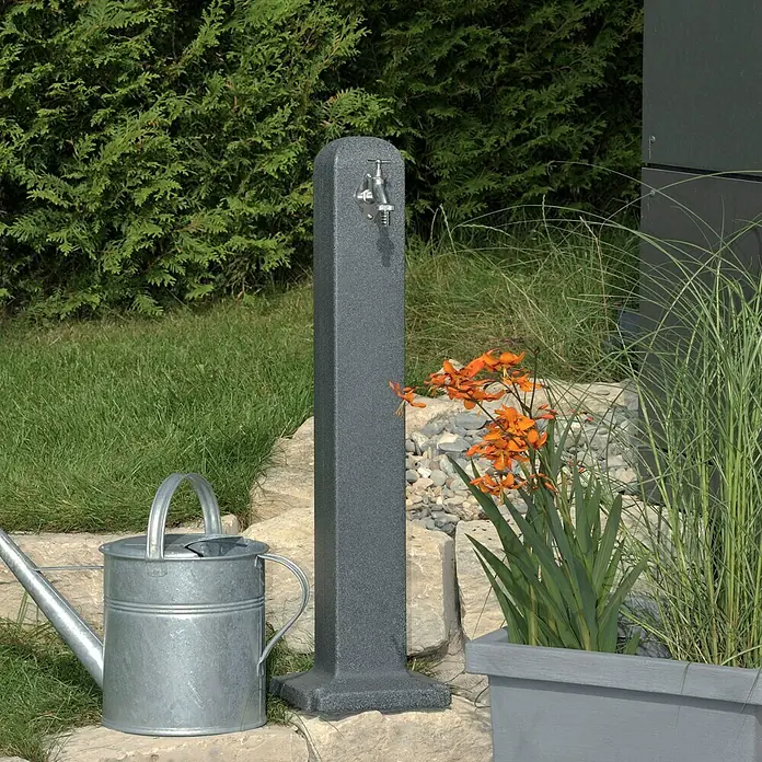 Arves Wasserzapfstelle Poller - Darkgranite, Höhe: 90 cm, Ausstattung: Wasserhahn - Diese Aufnahme zeigt einen stilvollen Gartenwasserhahn aus anthrazitfarbenem Kunststoff, der eine moderne Alternative für den Garten darstellt.